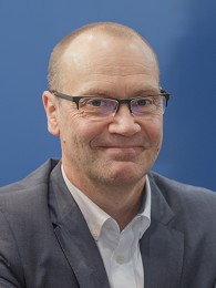 Portrait image of Simon Beckett